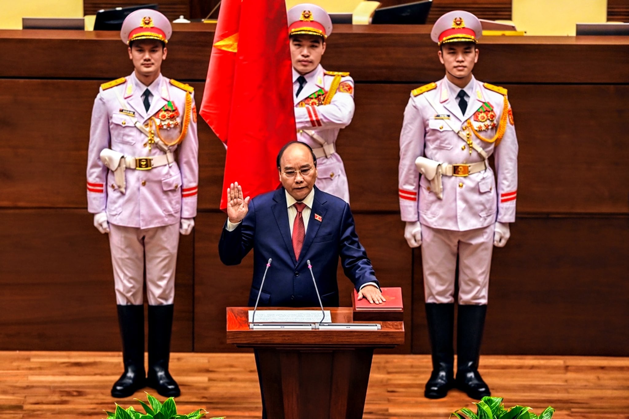 Tân Chủ tịch nước Nguyễn Xuân Phúc tuyên thệ nhậm chức.